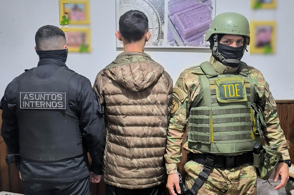 Detenido Rodrigo Ortigala en operativos en #Rosario y #Roldán

La Policía de Santa Fe, a través de Asuntos Internos y la TOE, detuvo a Rodrigo Ortigala — ex integrante del clan Alvarado que luego se vinculó a la banda de Los Monos, junto a otro hombre. 

👉 Ambos serán llevados a