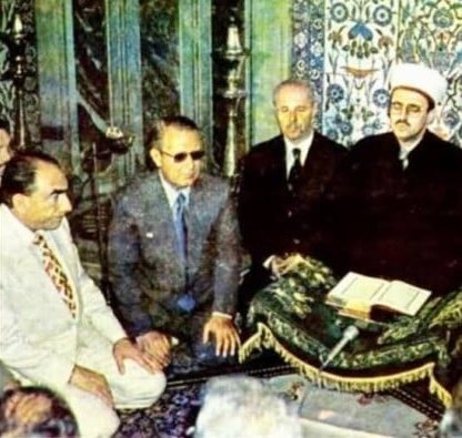 Alparslan Türkeş, 1980'de Topkapı Sarayı Mukaddes Emanetler Bölümünde yıllar sonra tekrar başlanan aralıksız Kur'an tilavetini Tayyar Altıkulaç'tan dinlerken..

2 ay kadar süren tilavet kısa bir süre sonra (2 ay) ihtilal ile birlikte 91'de Özal'ın emrine kadar tekrar duraklıyor.