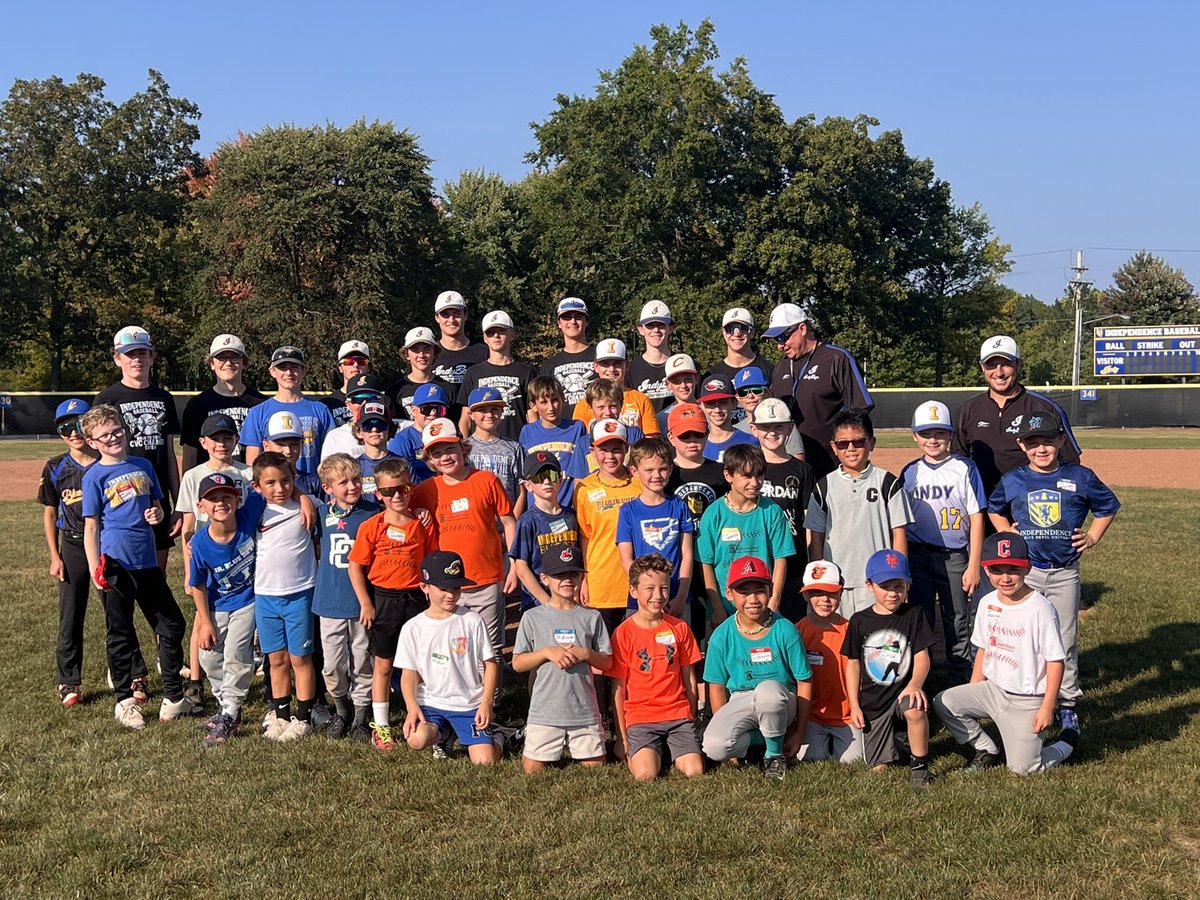 INDYbaseball216's tweet image. Thanks to the young baseballers and their families for enjoying some quality time on their future field with our HS players who served as skills coaches!