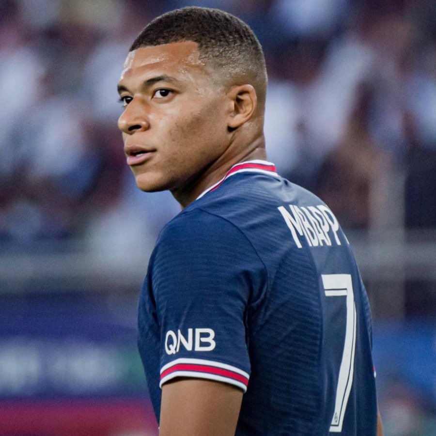 Imagina você voltar em 2021 e falar que o Ousmane Dembele teria uma Bola de Ouro antes do Kylian Mbappe.. 🤯🇫🇷