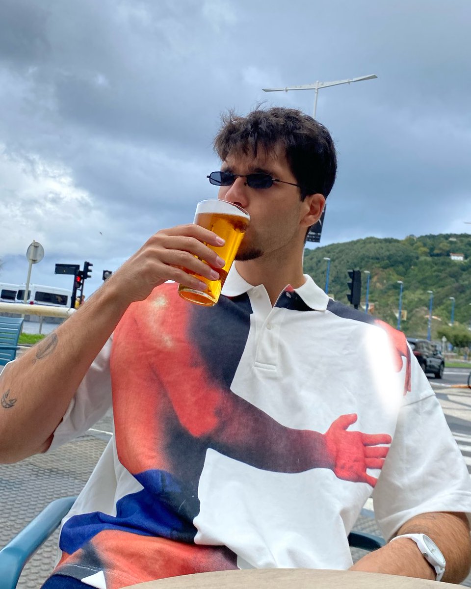 Cerveza fría, gafas de ratón ciego y polo nuevo de jw anderson lifesgoood
