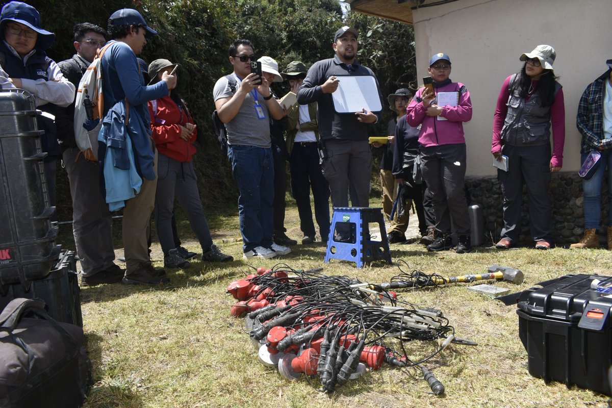 🦺👥 A través de un taller práctico, participantes de instituciones afines y estudiantes conocieron sobre métodos e instrumentación que permite evaluar el estado de actividad interna de los volcanes y la existencia de recursos geotérmicos 🌎.

Más info ➡️ ipgh.gob.ec/noticias/