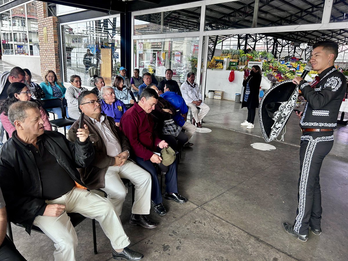 Como todos los años, el Señor de los Milagros de Nulti hizo su tradicional visita al mercado 12 de Abril. ⛪️

Compartimos momentos llenos de fe con los comerciantes, en un ambiente acogedor.

Así se celebran las tradiciones en los #MercadosCuenca. 
#TodoToditoEnUnSoloLugar