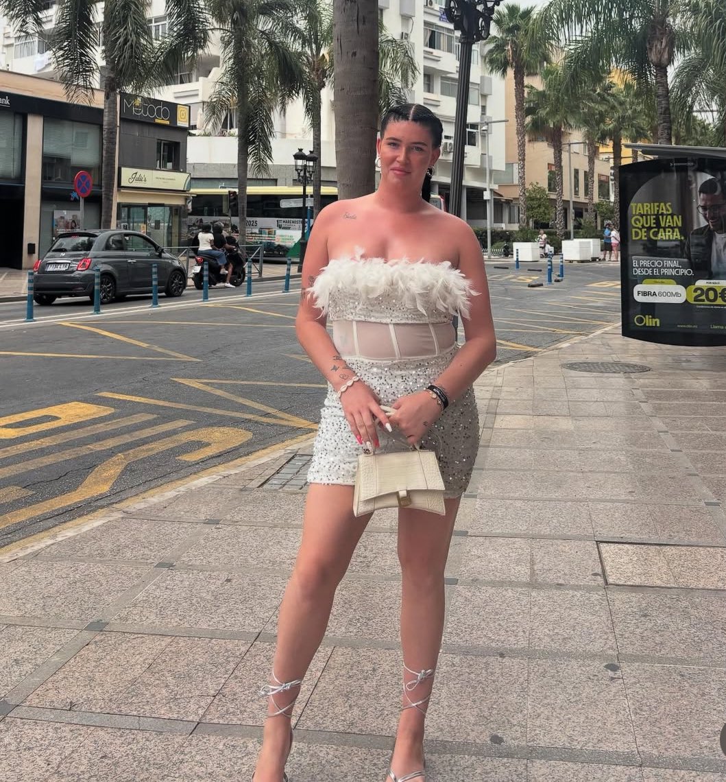 versepers's tweet photo. Rosaliebeautyx (19) heeft bekendgemaakt dat zij in verwachting is van haar eerste kindje. Dit nieuws deelde zij op TikTok en Instagram. De baby wordt verwacht in februari 2026. De vader is niet meer in beeld. #babynews #rosaliebeautyx #zwanger https://t.co/CTGeNfDAeD