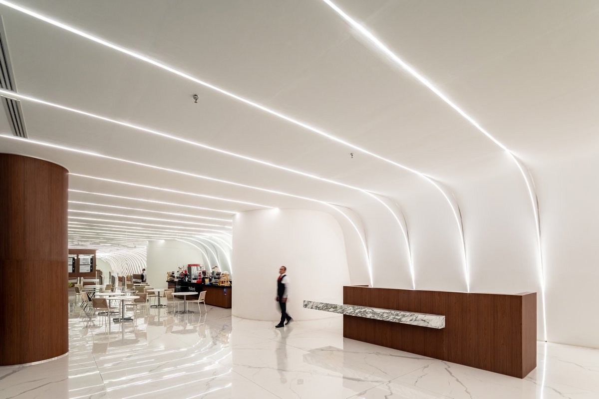 workplus_MX's tweet image. Corporativo 2000 
Creamos líneas fluidas y dinámicas que envuelven a los visitantes, conectando interior y exterior en una atmósfera continua de movimiento y armonía.