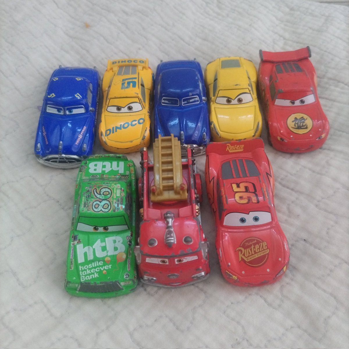 【手放し224個目】
たくさんありすぎたカーズのトミカ。
整理して使っていないものを一部メルカリに出品しました🙋
カーズのトミカは比較的売れやすいです✨製造中止しているからかな？？
もう少し時間が経過したらお宝になるかも？ですが、我が家には多すぎるので手放します😊
#1日1捨　#メルカリ