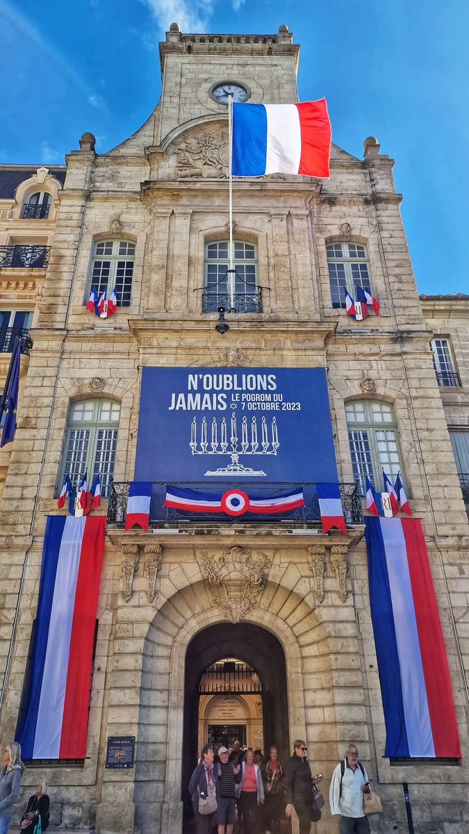 La mairie de Béziers refuse de mettre le drapeau Palestinien.

Pensez-vous qu'ils ont fait le juste choix ?
A. Oui 
B. Non