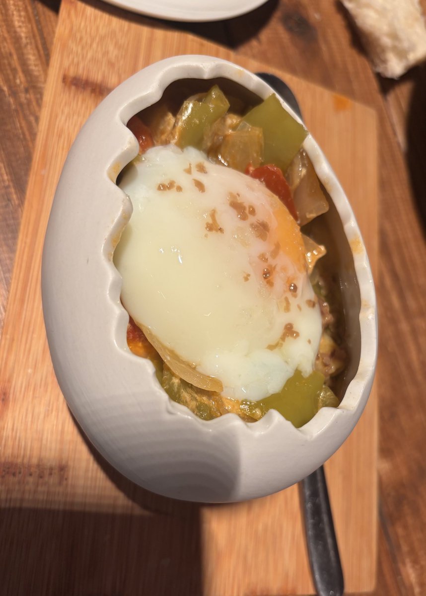 Si no son los mejores tigres que he comido se parecen mucho, muy intensos y picantitos. Cuantísimo los echo de menos… Pelotero este pincho de carpaccio también. 
Pinchazo gordo con su pisto, al que le faltaba bastante tiempo en la sartén como se aprecia a simple vista. La vieja