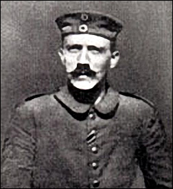 URDailyHistory's tweet image. 5 Oct 1916: During World War I, future German #dictator Adolf Hitler is #wounded in the left thigh by shell near Bapaume, France, during the Battle of the Somme. #WWI #OTD #History  #damnsoclose #ad amzn.to/2HWKch6