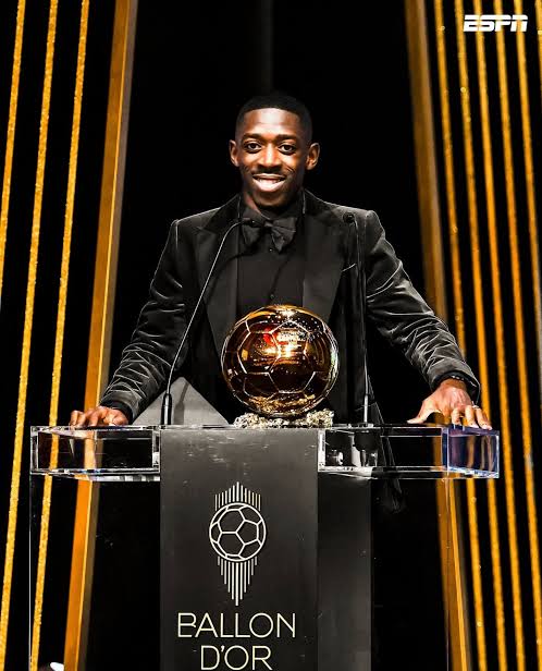 Merecido premio, pensar que hace no mucho tenía que correr en canchas sin pasto y ahora ganó todo!! 
#BallonDor #Dembele