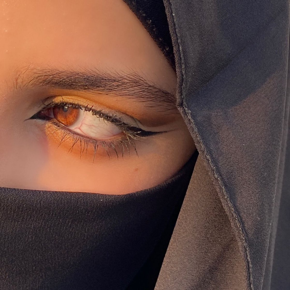 فوالله ثمّ الله لا حل بعدها
ولاقبلها من خلةٍ حيث حلتِ

وما مرّ من يومٍ عٓلَيَّ كيومها
وإِن عظمت أَيام أُخرى وجلتِ

وحلت بأَعلى شاهقٍ من فؤادهِ
فلا القلب يسلاها ولا النفس ملتِ

فَوا عجباً للقلب كيف اعترافهُ
وللنفس لما وطنت فاطمأَنتِ