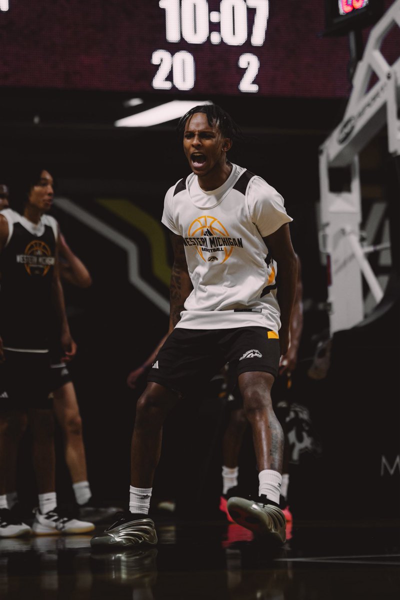 WMUMBB's tweet image. Day 1️⃣ in the 📚

#BroncosReign