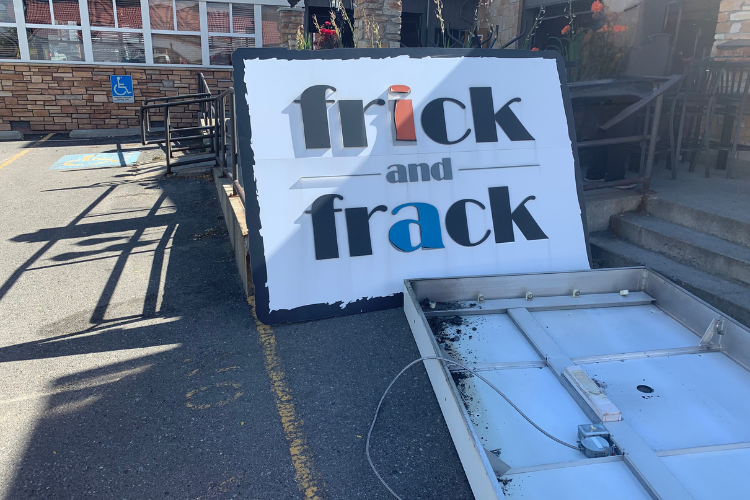 A downtown #Kamloops landmark for nearly 30 years is taking on a new role.  Management of the Frick and Frack Tap House at the corner of 6th and Victoria has shut down the popular location on a temporary basis as it prepares to rebrand.  lnkr.fm/eMhNq