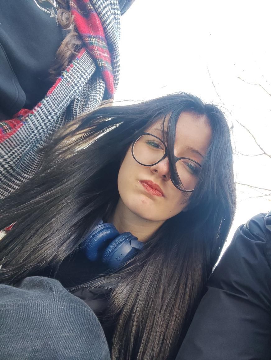 İlk kalp atışlarını duyduğum anı hatırlıyorum... Doktor dedi ki bu kız kalbi çok hızlı atıyor baban doktora kalp atış hızıyla cinsiyetin ne alakası var diye sordu. Doktor anne karnında olduğu için konuşamıyor söyleyeceği çok şey var belli ki tipik kız dedi. Ve sonra sen geldin