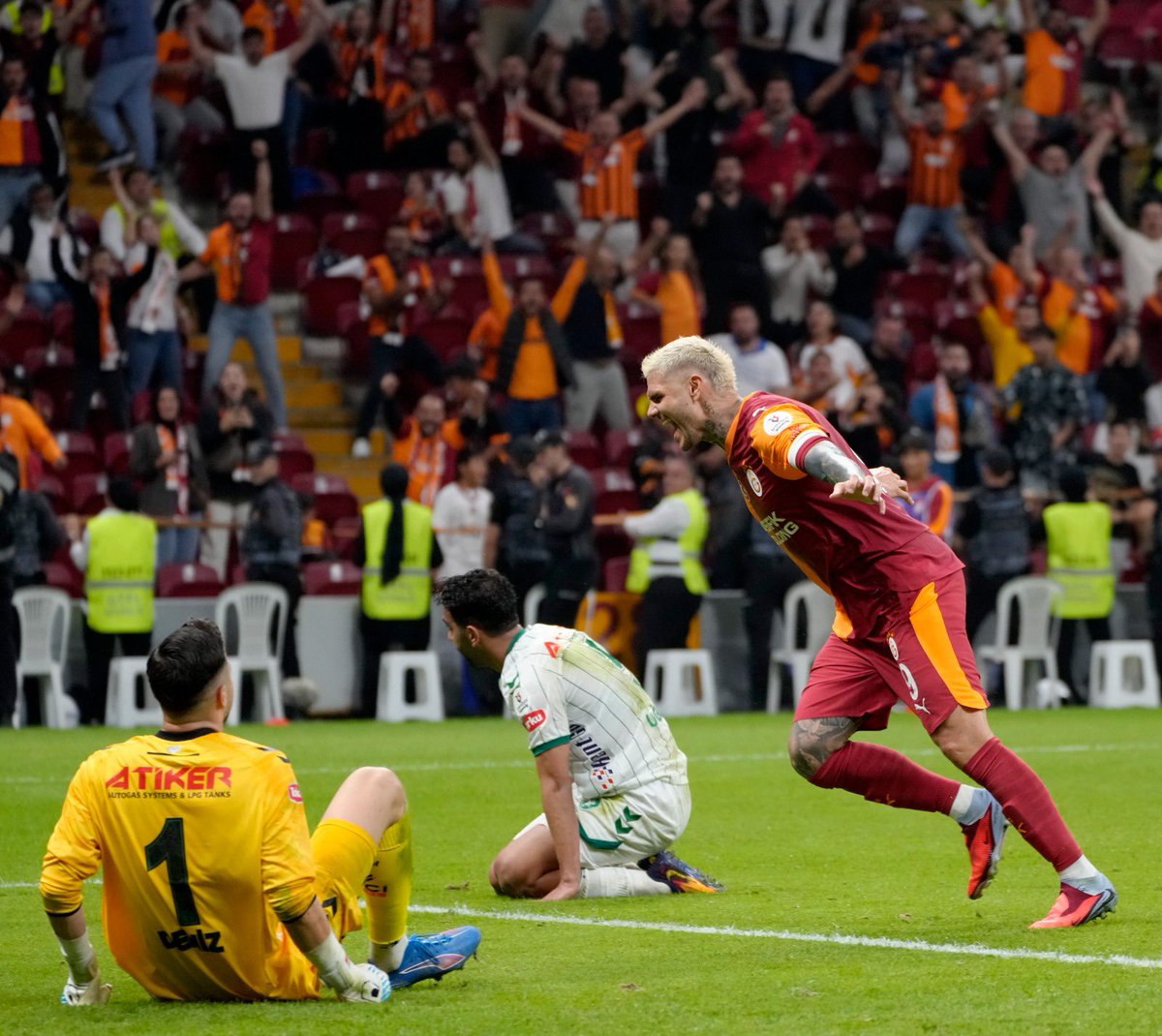 GalatasaraySK's tweet photo. Şut ve gol. 💫 https://t.co/g4iO5In1lx