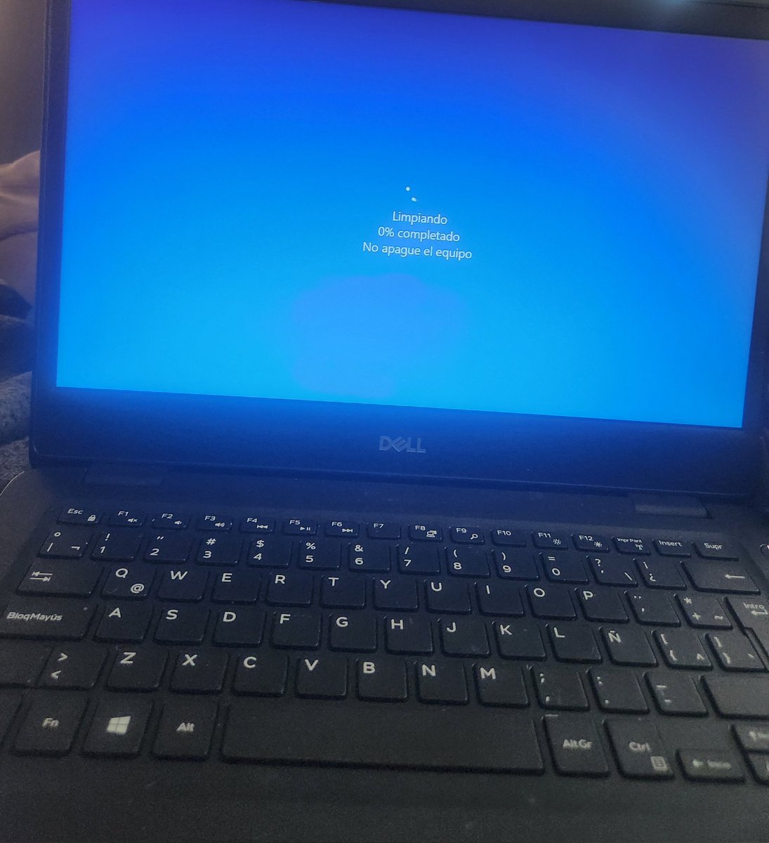 lusonica's tweet image. Yo queriendo hacer tarea. 
Mi compu: