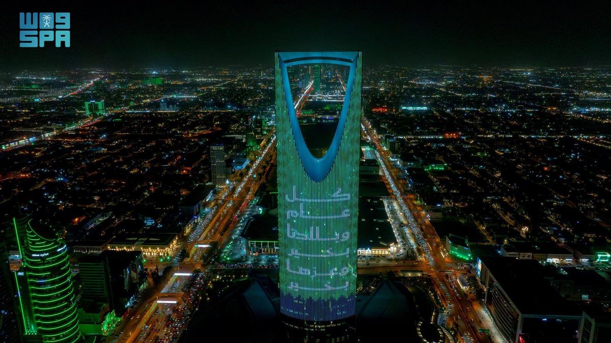 SPAregions's tweet photo. #صور_واس | العاصمة الرياض تتوشّح باللون الأخضر احتفالًا بـ #اليوم_الوطني_السعودي95. 
#عزنا_بطبعنا | #واس_عام https://t.co/ZO6XbNsQxE