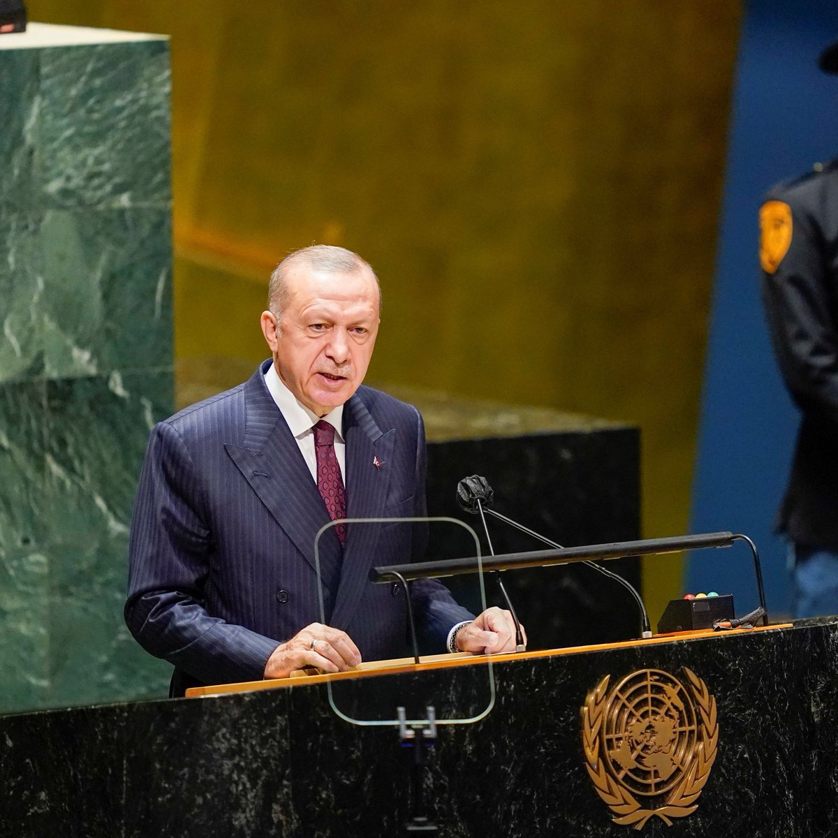 Cumhurbaşkanı Erdoğan’ın Birleşmiş Milletler’de İsrail soykırımını anlatırken yayından sesinin kesildiği kısım:

Gazze Filistin’in ayrılmaz bir parçasıdır, Gazze Filistinlilere aittir.

Filistinlilerin kendi topraklarını nasıl idare edeceklerini yine kendi belirleyecektir.