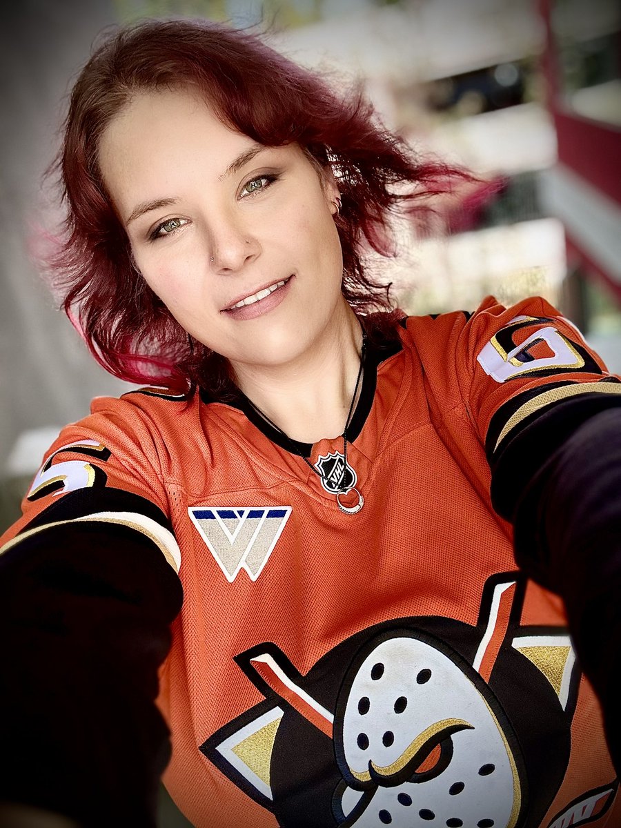 funnypurpledog's tweet photo. Orange and purple are complimentary right?? Ducks and foxes make sense right??????

(Hockey’s back yeehaw!!!) https://t.co/CJ1iJRTiyg