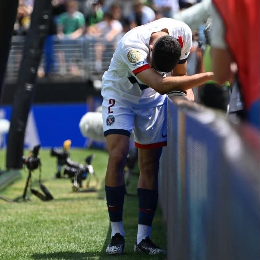 Paristeamfr's tweet image. 🔴🔵 Malgré la joie immense du titre de Dembouz, on ne peut s'empêcher de penser à toi. Tu méritais tellement mieux Achraf après cette saison de folie que tu as faite en terme de régularité et d'effort.

La famille parisienne t'en sera à jamais reconnaissante et on espère que tu…