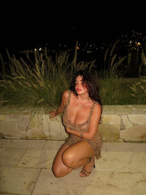 2 pic. Which one https://t.co/CwVjS81M6B