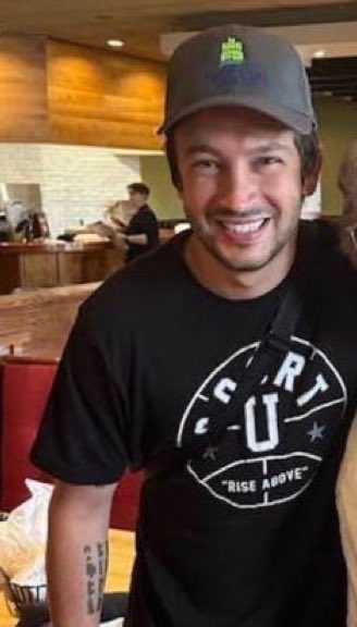 rabjoshler's tweet photo. so crazy to me that this is the same person how does he switch from Ohio Farmer Guy to Deranged Creature so easily https://t.co/dIGmt16Jkj