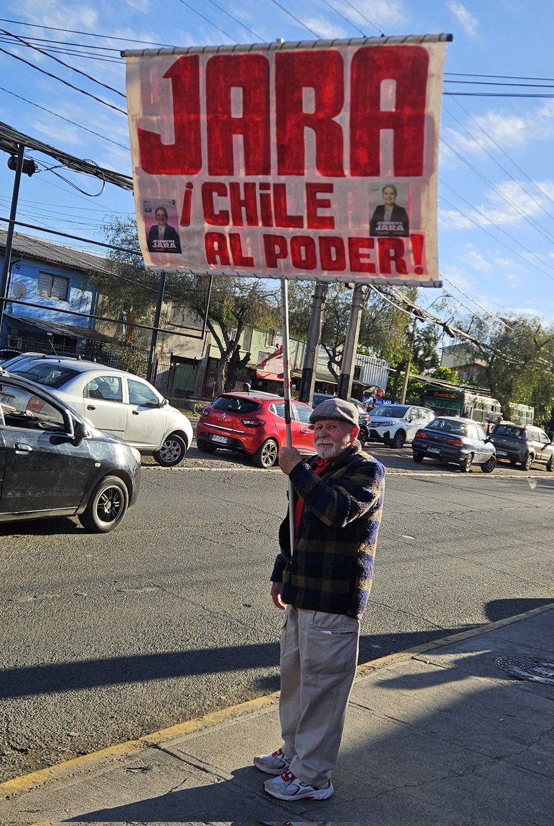 Lo quiero mucho señor que hace campaña solito 🥲 La campaña de Jeannette Jara <a href="/jeannette_jara/">Jeannette Jara Román</a> nace de la gente, de nuestro deseo de un Chile mejor, no de intereses empresariales o de poder
#JaraEsChile #JaraNosUne