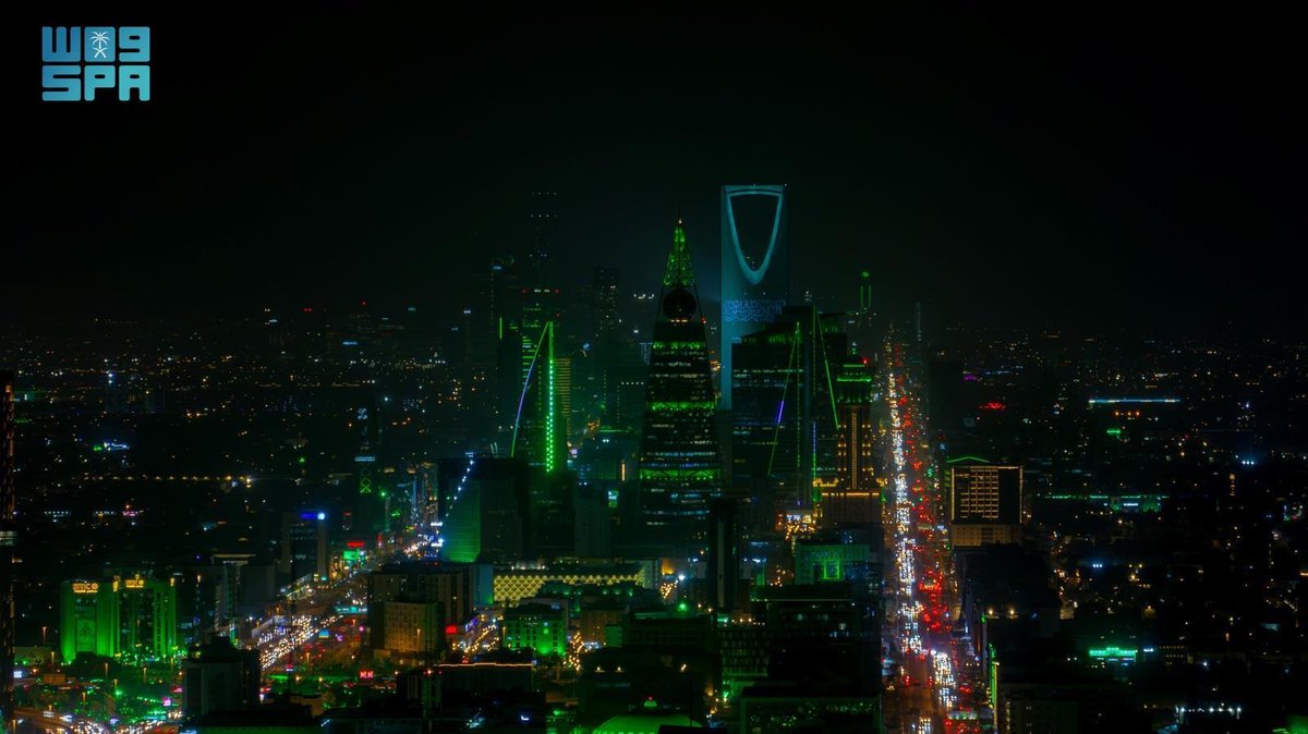 SPAregions's tweet photo. #صور_واس | العاصمة الرياض تتوشّح باللون الأخضر احتفالًا بـ #اليوم_الوطني_السعودي95.  
#عزنا_بطبعنا | #واس_عام https://t.co/qdb3vhAJsW