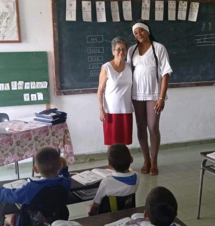 FomentoDME's tweet photo. Ejemplo de consagración y compromiso la maestra jubilada reincorporada Gloria González Vicente de la institución Educativa Miguel Ruiz Rodríguez en #Fomento.
@AlexisLorente74 
@AndreiArmasBra6 
@DeivyPrezMartn1 
@Yulieth8103 https://t.co/q9SK3n6hKp
