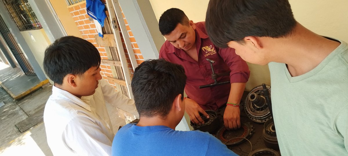 CecyteSantaAna's tweet image. #CECyTEH #Práctica

Estudiantes de la Carrera Técnica de Mantenimiento Automotriz realizaron una práctica sobre el funcionamiento de la transmisión automática de un automóvil Chevrolet.  

#SomosUnEquipoTransformandoElFuturo

@edmundo_rmz