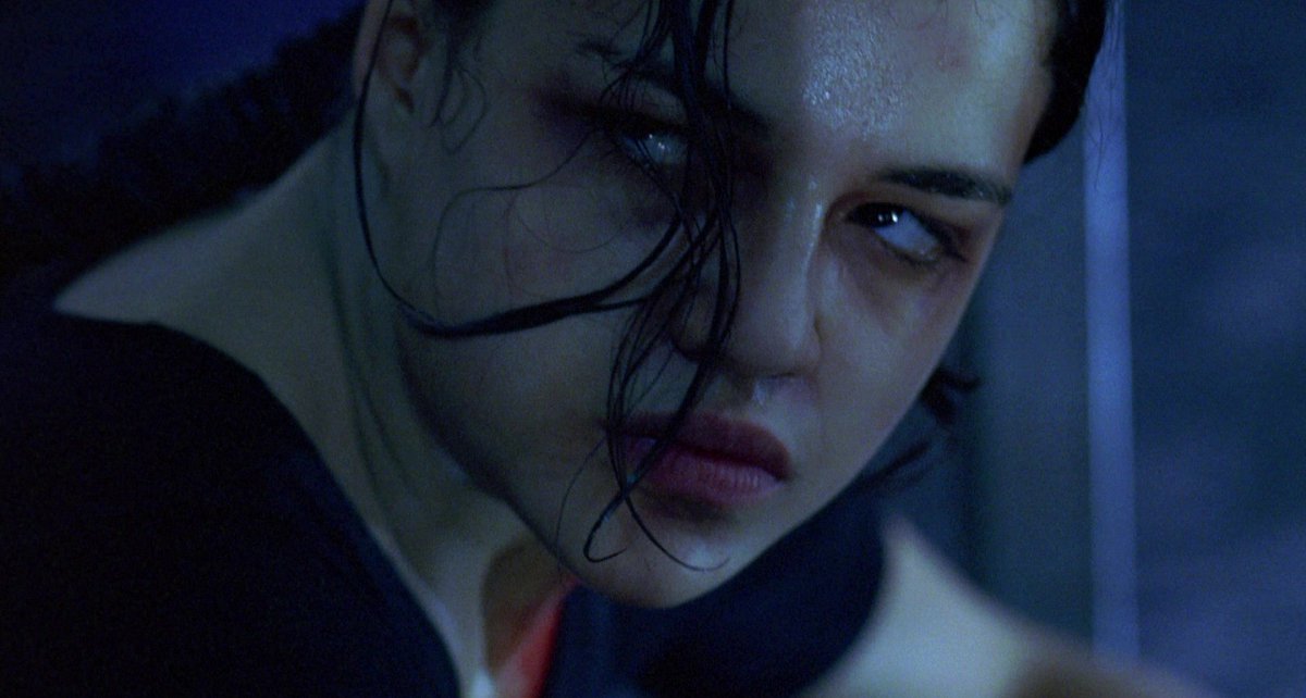 screenscaps's tweet photo. michelle rodriguez in resident evil (2002) https://t.co/0WVLH87z6D