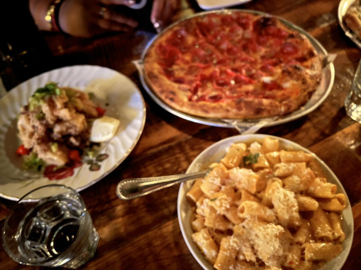 GastroWorldBlog's tweet image. The pizzas, arcade games, and romance of Bar Poet ▶️ gastroworld.ca/2024/04/bar-po…