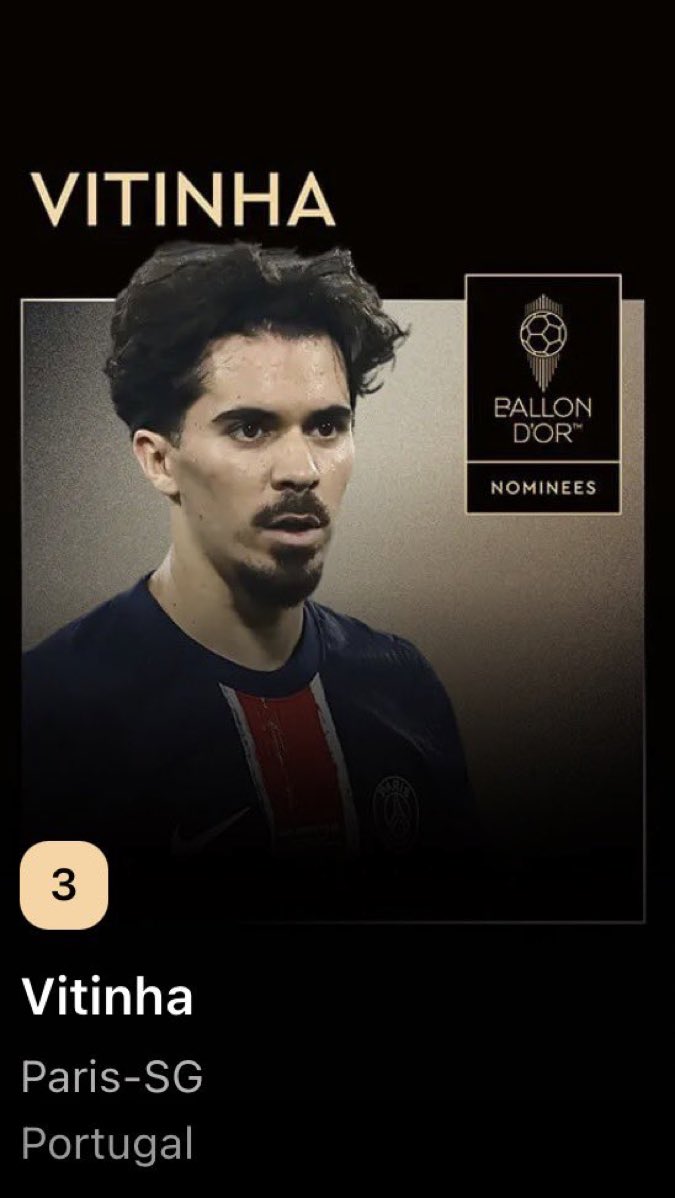 J’aimerais rendre un hommage appuyé à ce petit bonhomme qui a été souvent critiqué, moqué mais qui n’a jamais rien lâché
Il a bossé, n’a jamais bronché, pas un mot plus haut que l’autre
À force et travail et d’investissement il a cloué un nombre incalculable de becs
Vitinha est