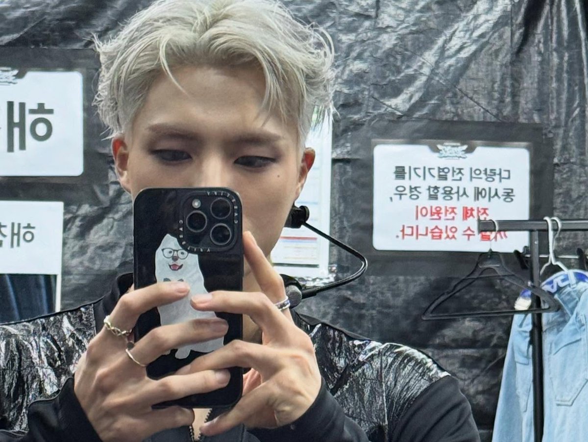 markleb's tweet image. Take a mirror selfie before stepping into the roar of the crowd.