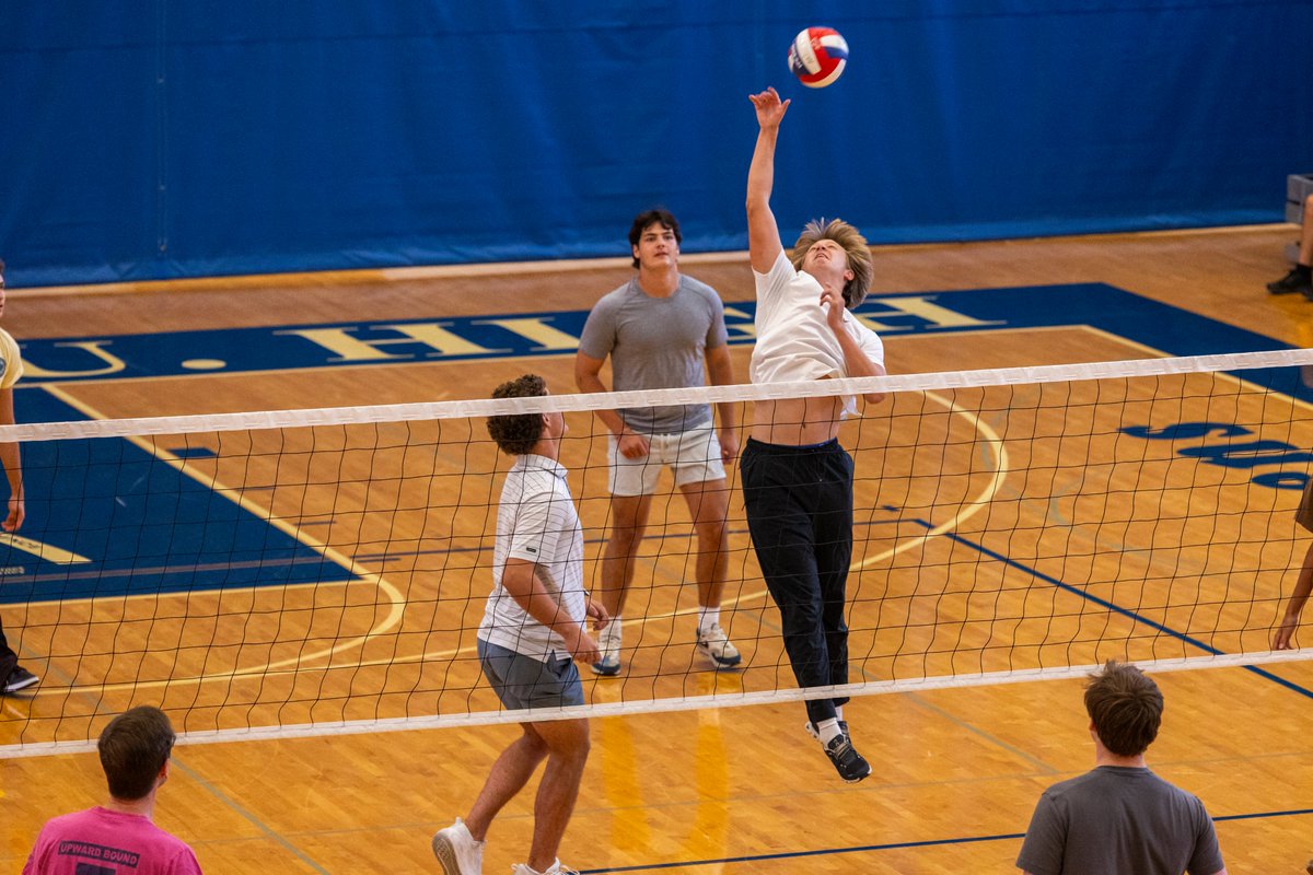 sluhjrbills's tweet image. StuCo kicked off #SLUHSpirit Week today with a competitive but friendly faculty vs. student volleyball match. Stay tuned for other fun events happening on campus this week!  #AMDG #SLUHLife