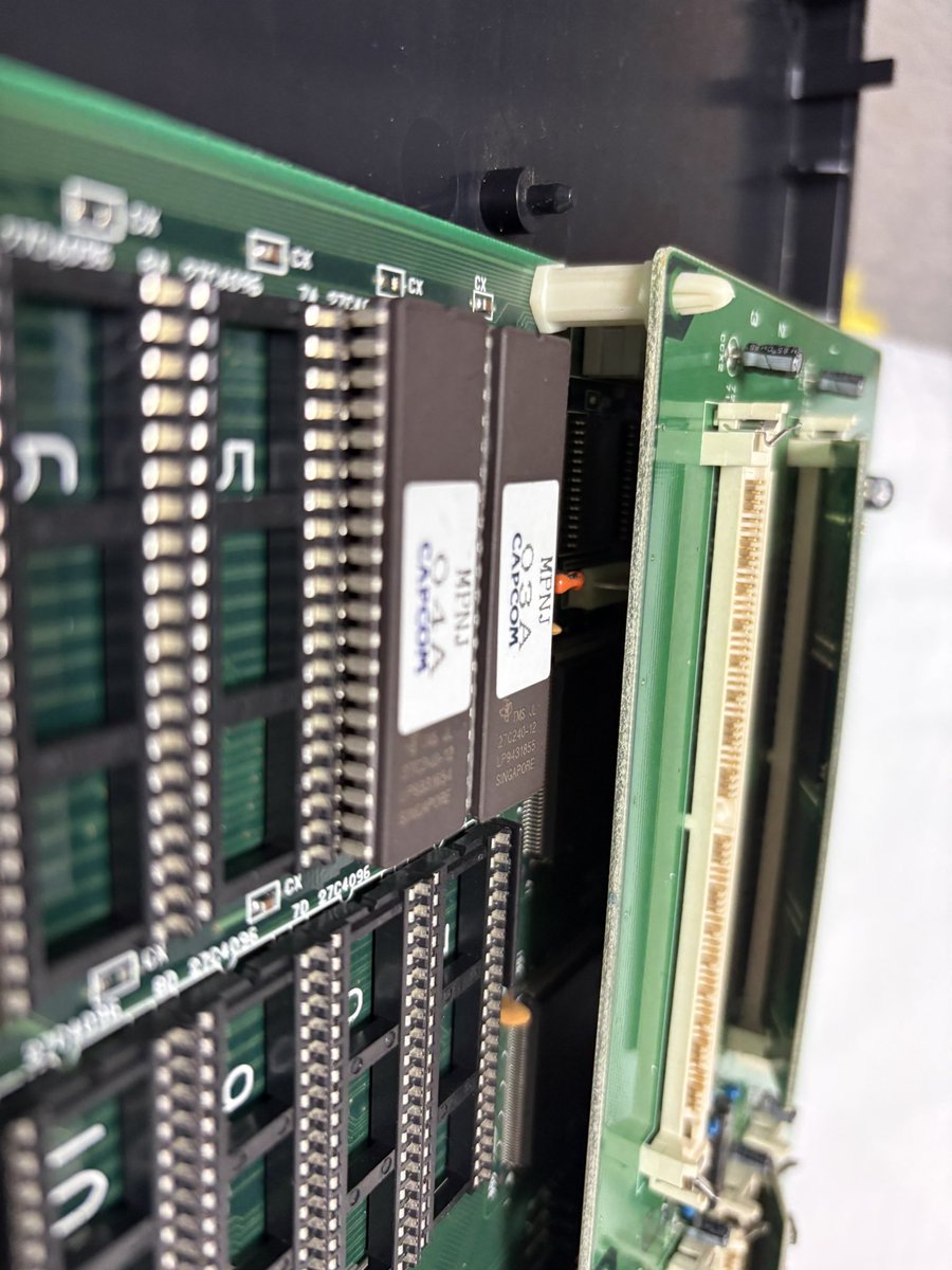 mituruab's tweet image. #CAPCOM 
#アーケード基板
#cps2
 Suicide battery cut out