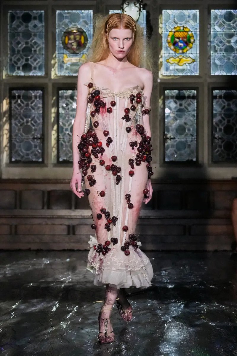 she probably killed like 5 interns while making this dress but shout out to the people who make the garments at dilara findikoglu U are loved and appreciated and ur work is beautiful thank u for ur service.