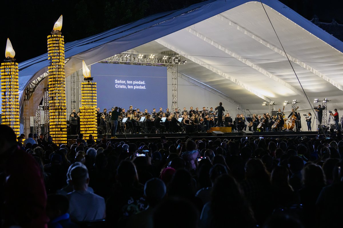Da_Estrada_'s tweet photo. El 19 de septiembre, en Tlatelolco y ante 8mil personas, la @OFCMex interpretó el Réquiem de Mozart en memoria de las víctimas de los sismos de 1985 y 2017.

Un acto de dignidad y memoria colectiva, que honra nuestra resiliencia como Ciudad.  #19S #SomosTuOrquesta https://t.co/I43A6n6glb