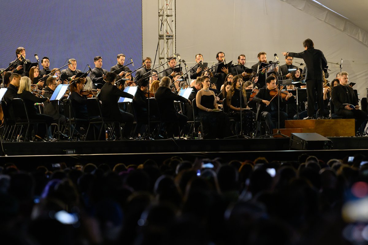 Da_Estrada_'s tweet photo. El 19 de septiembre, en Tlatelolco y ante 8mil personas, la @OFCMex interpretó el Réquiem de Mozart en memoria de las víctimas de los sismos de 1985 y 2017.

Un acto de dignidad y memoria colectiva, que honra nuestra resiliencia como Ciudad.  #19S #SomosTuOrquesta https://t.co/I43A6n6glb