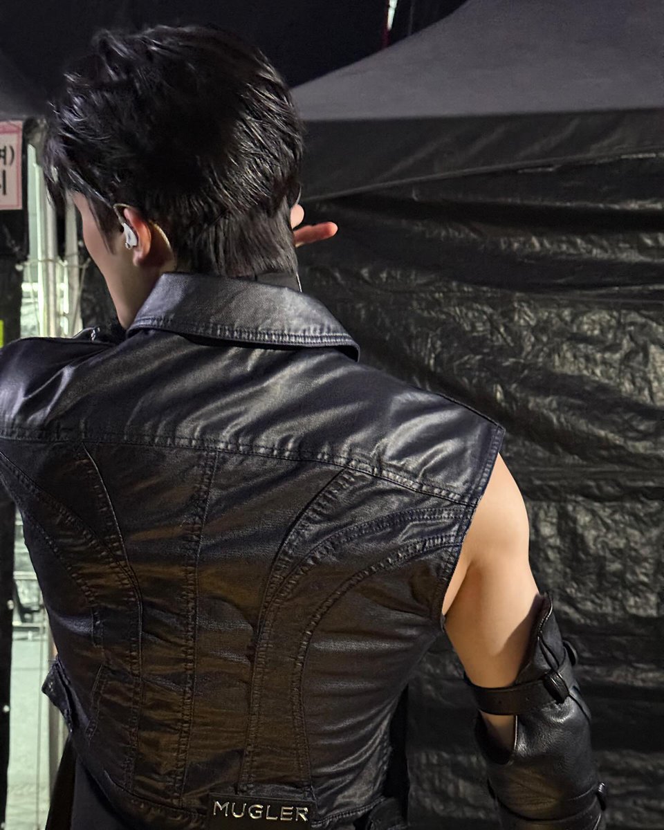 markleb's tweet image. Covered in black, but trust me this body knows how to speak without words.