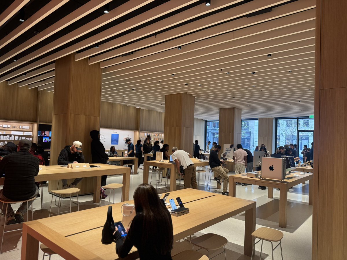 k5haw's tweet image. Stopped by the new Detroit @Apple store, immediately confused for a genius. 😏
