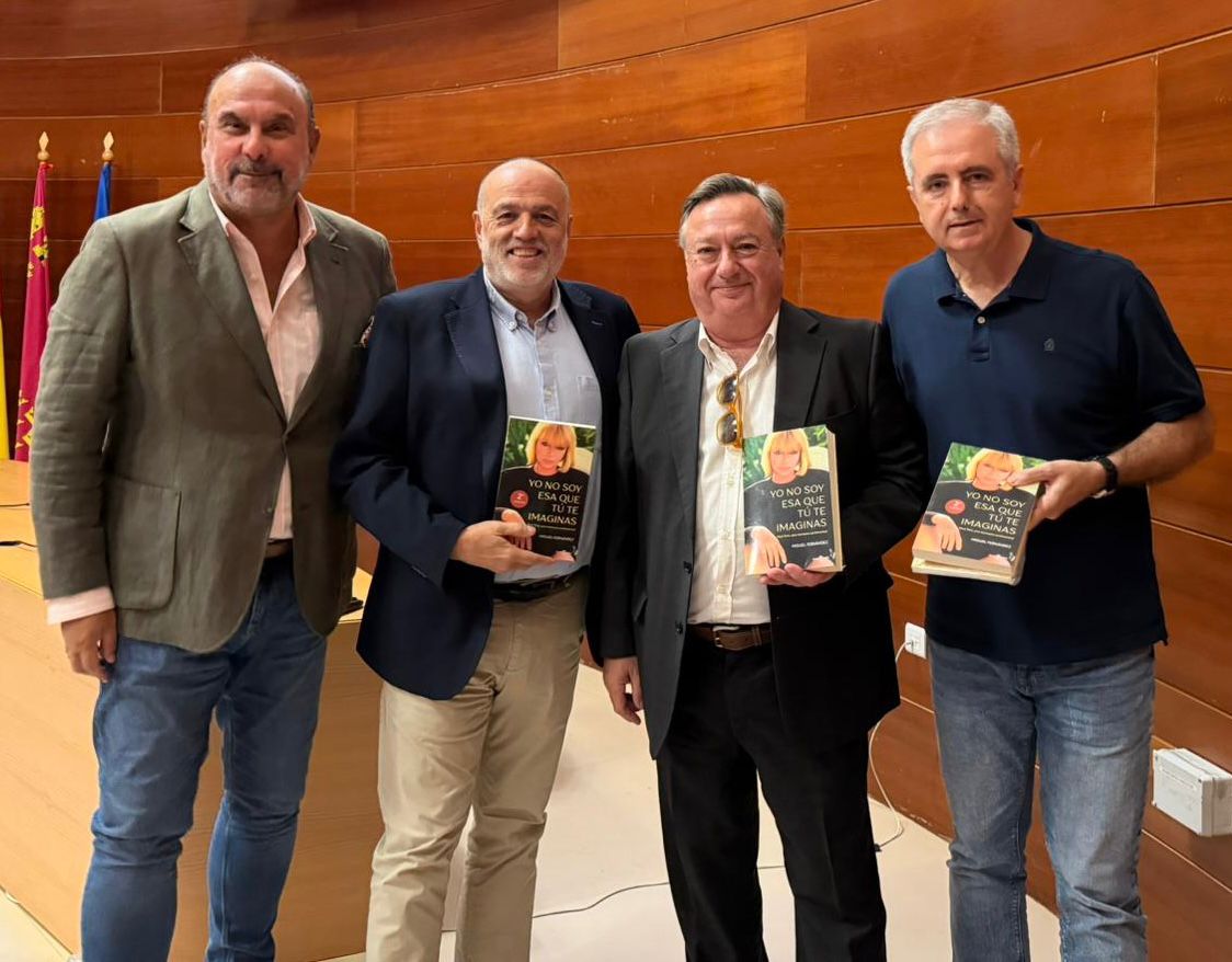 Ha sido un placer reivindicar este lunes la memoria de la cantautora murciana Mari Trini, en su tierra, con su hermano, Gonzalo Pérez-Miravete, y su biógrafo, <a href="/MglFedz/">Miguel Fernández</a>.