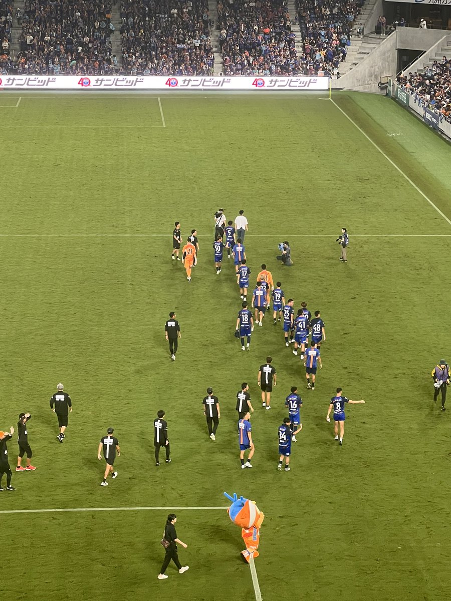 長崎スタジアムシティでV・ファーレン長崎を応援してきました♪
前半攻撃が機能せず負けるかと思ったけど終盤に引き分けに持ち込めて良かった！
高木監督の修正力は素晴らしい。
選手も諦めなかった！
観客多いし雰囲気も凄く良かった😊