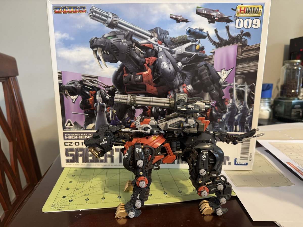 A cat! One of my favorite schemes is the Schubaltz color scheme, my only complaint is it’s more orangy instead of a nice red like in the anime. This is my substitute since trumpy boi caused Japan to stop shipping to the US and can’t get the new version of him