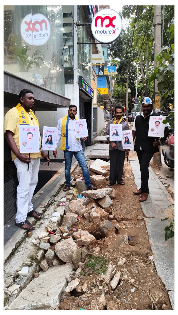 Ashokmruthyu's tweet image. Gross misrule by @INCKarnataka and @BJP4Karnataka leading to the pathetic state of Infrastructure in Jayanagar.

Current MLA Of BJP @CKRBJP and the opposition MLA @Sowmyareddyr have gone to deep sleep.

People of  Jayanagar are in distress.

@AAPBangalore @aapkaprithvi…