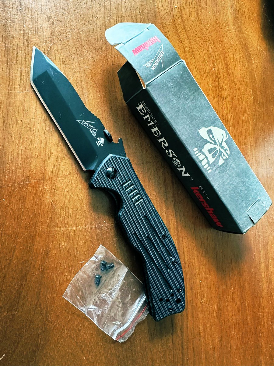 昔買って、置いていたカーショーのエマーソンモデル。
ポッケから取り出した瞬間に使用可能になるので大好きですが、レフティは特注になってしまいます。
一部モデルでは、このように左利き変換用ネジが付属していてありがたいですね(左右でハンドル厚が微妙に違うのです)。