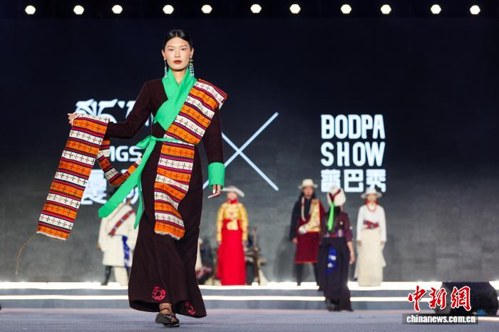 KangbaTV's tweet image. Recently, a #fashion show held in Jainca, #Qinghai, showcased #garments crafted from traditional #Tibetan #woolen fabric pulu and reinterpreted through modern design.