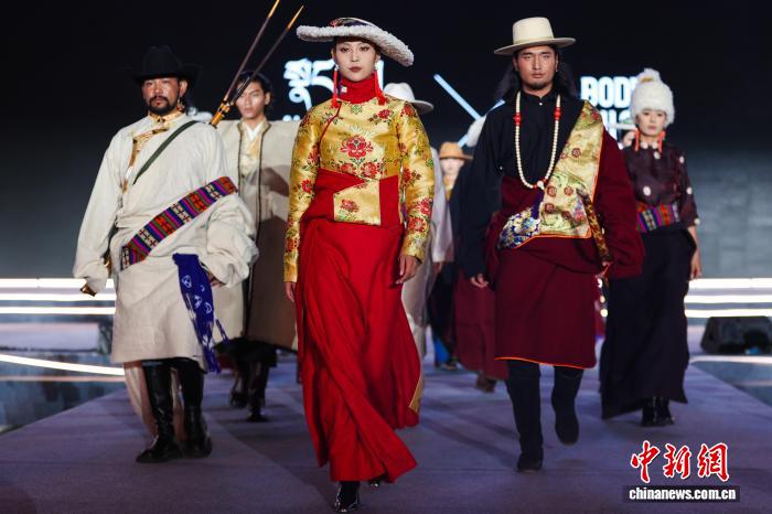 KangbaTV's tweet image. Recently, a #fashion show held in Jainca, #Qinghai, showcased #garments crafted from traditional #Tibetan #woolen fabric pulu and reinterpreted through modern design.