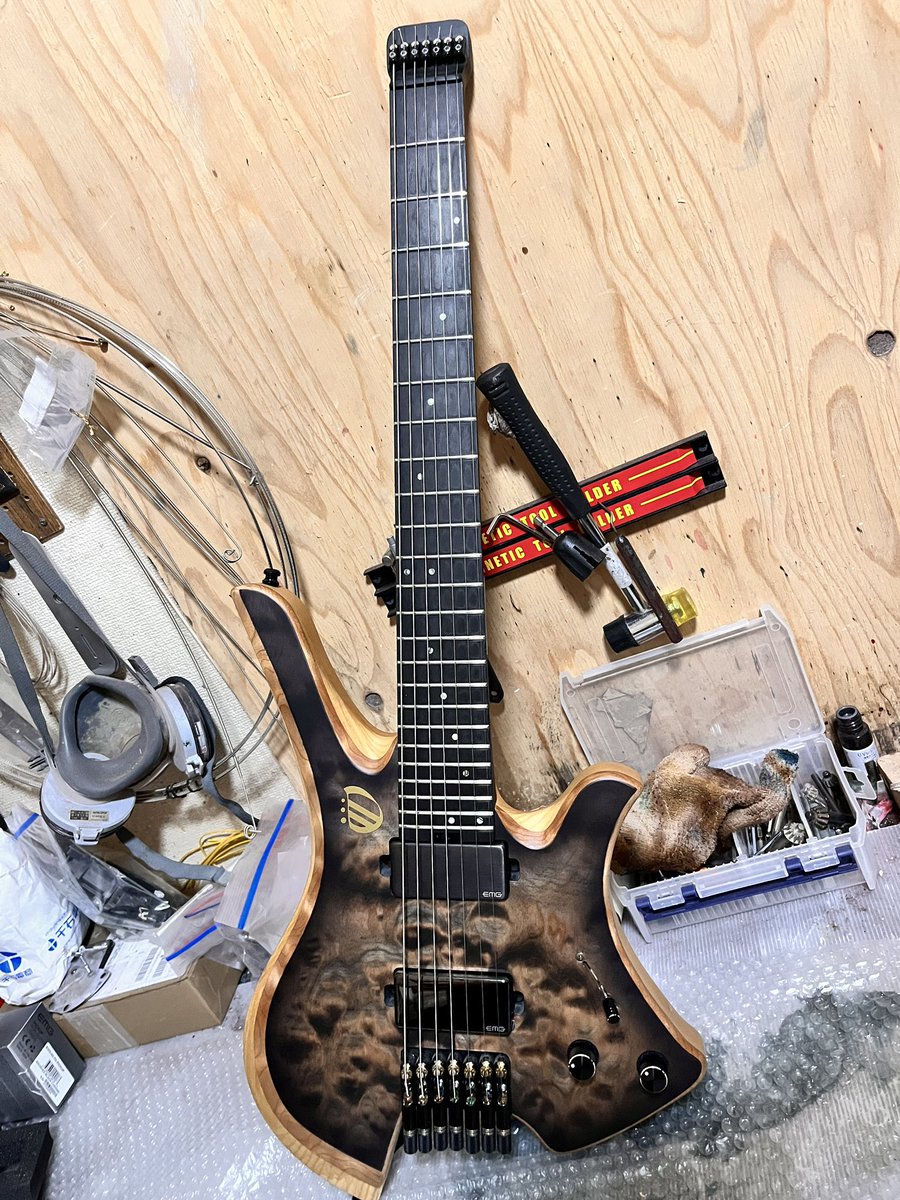 otooto21's tweet image. 今日の
コレがこう

ピックアップを変えただけでサイバーな仕上がりになる。

僕にとってEMGは何かと
都合が良いピックアップだ。

今回はメインのコンバットと合わせて
81-7と60-7
フロントのシングル感も良い！

やはりこの組み合わせが最高だな。

#オーバーロード 
#EMG