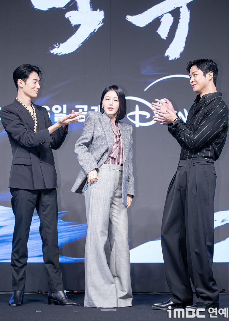 [포토] 박서함 신예은 로운, 센터 매력 
#탁류 #TheMurkyStream #로운 #Rowoon
#신예은 #ShinYeEun #박서함 #ParkSeoHam
#디즈니플러스 #DisneyPlusKR #제작발표회_250923 [iMBC 연예]

‘탁류’는 조선의 모든 돈과 물자가 모여드는 경강을 둘러싸고 혼탁한 세상을 뒤집고 사람답게 살기 위해 각기 다른